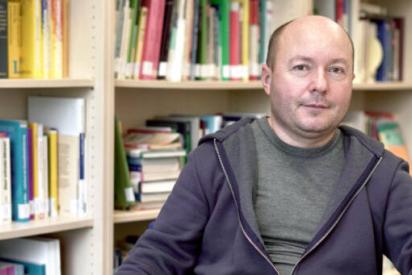 Porträt Dmitry Subtselny vor Bücherwand am Tisch sitzend