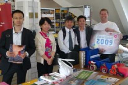 Die chinesischen Gäste im Versand der Deutschen AIDS-Hilfe. Foto: DAH