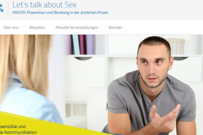 Junger Mann spricht mit Arzt
