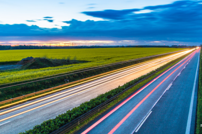 vierspurige Autobahn