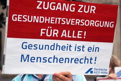 Schild auf Kundgebung mit Aufschrift: Zugang zur Gesundheitsversorgung für alle! Gesundheit ist ein Menschenrecht!