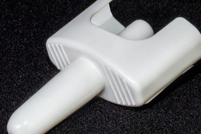 Weißes Naloxon-Nasenspray auf dunkler Unterlage
