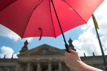 Roter Schirm über Reichstag