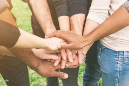 Viele verschiedene Hände greifen ineinander